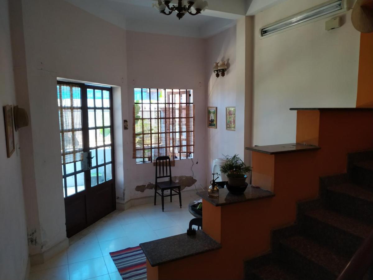 Entire Small House Mins To Everywhere! Nhà nghỉ *